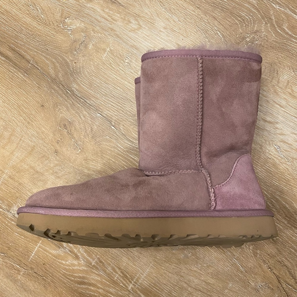 Classic Short UGG, size 8!